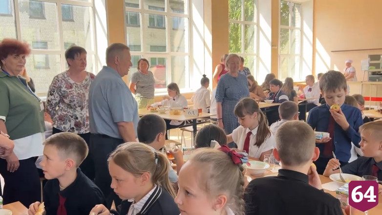 Саратовских школьников бесплатно кормят сбалансированными обедами