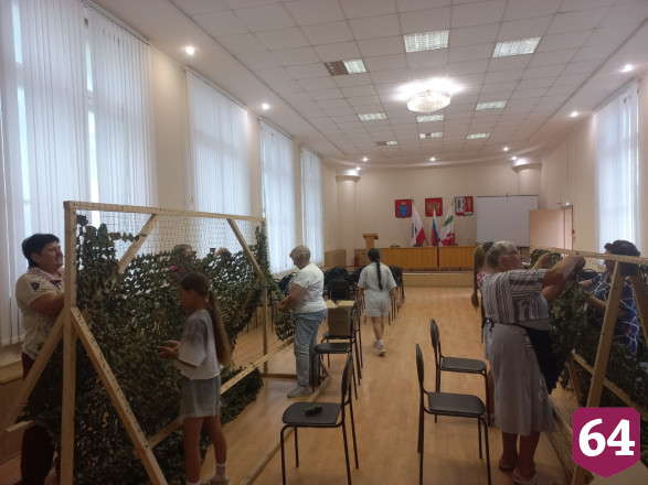 Саратовские женщины развернули маскировочные сети в День России